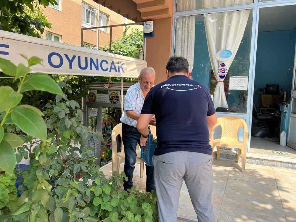 Gönüllümüz mahalle esnafına aşure ikram ediyor