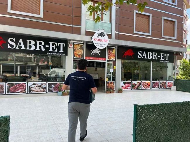 Gönüllümüz esnaf ziyaretine giderken