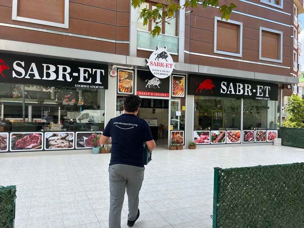 Gönüllümüz esnaf ziyaretine giderken