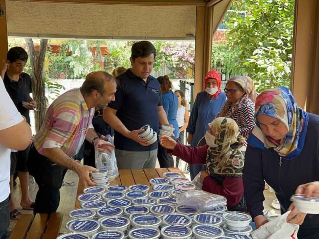Aşure dağıtımında komşularımızla bir aradayız